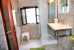 Casa, 2 quartos, terraço, vista para a cidade | Banheiro