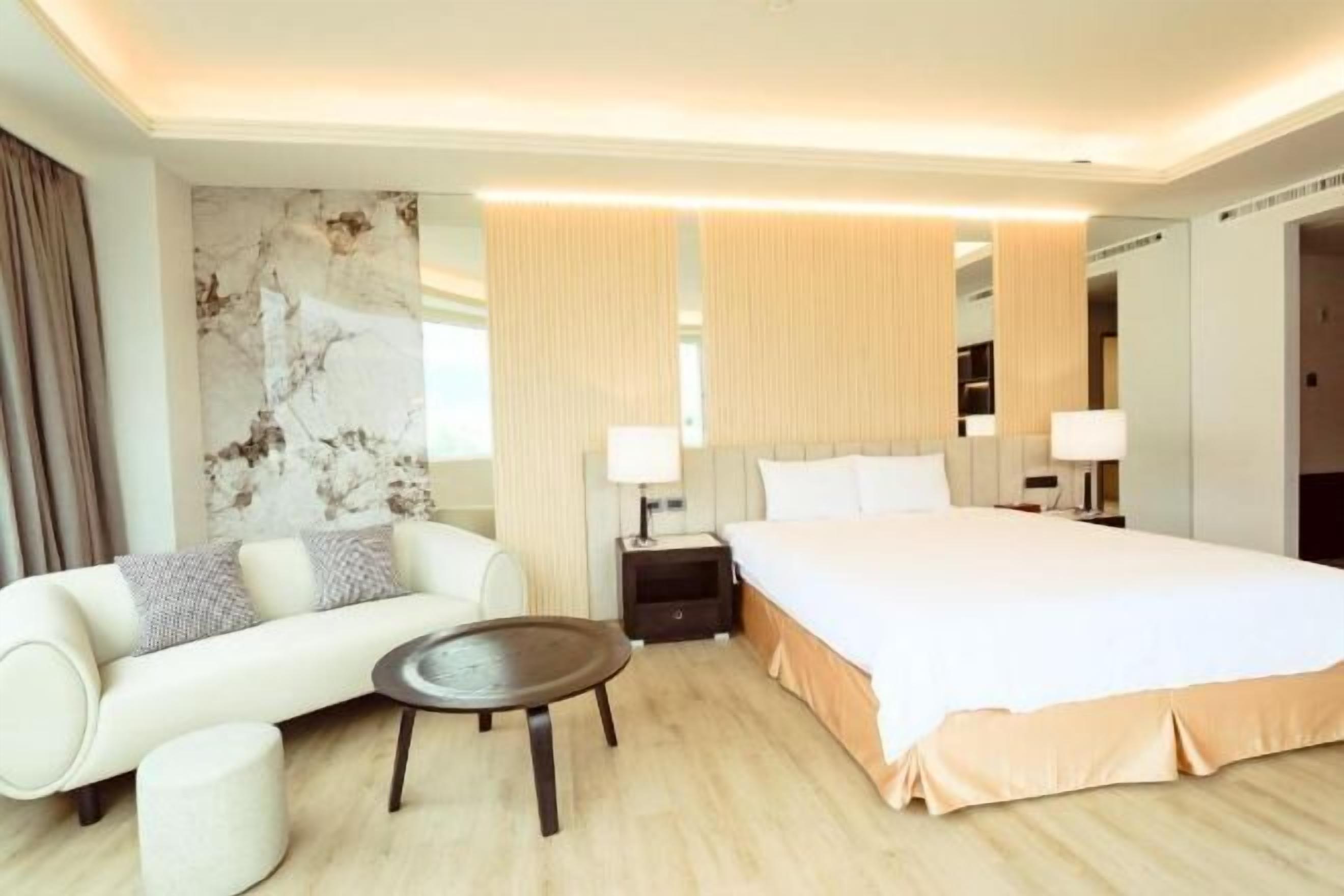 Down duvets, in-room safe, desk, blackout curtains