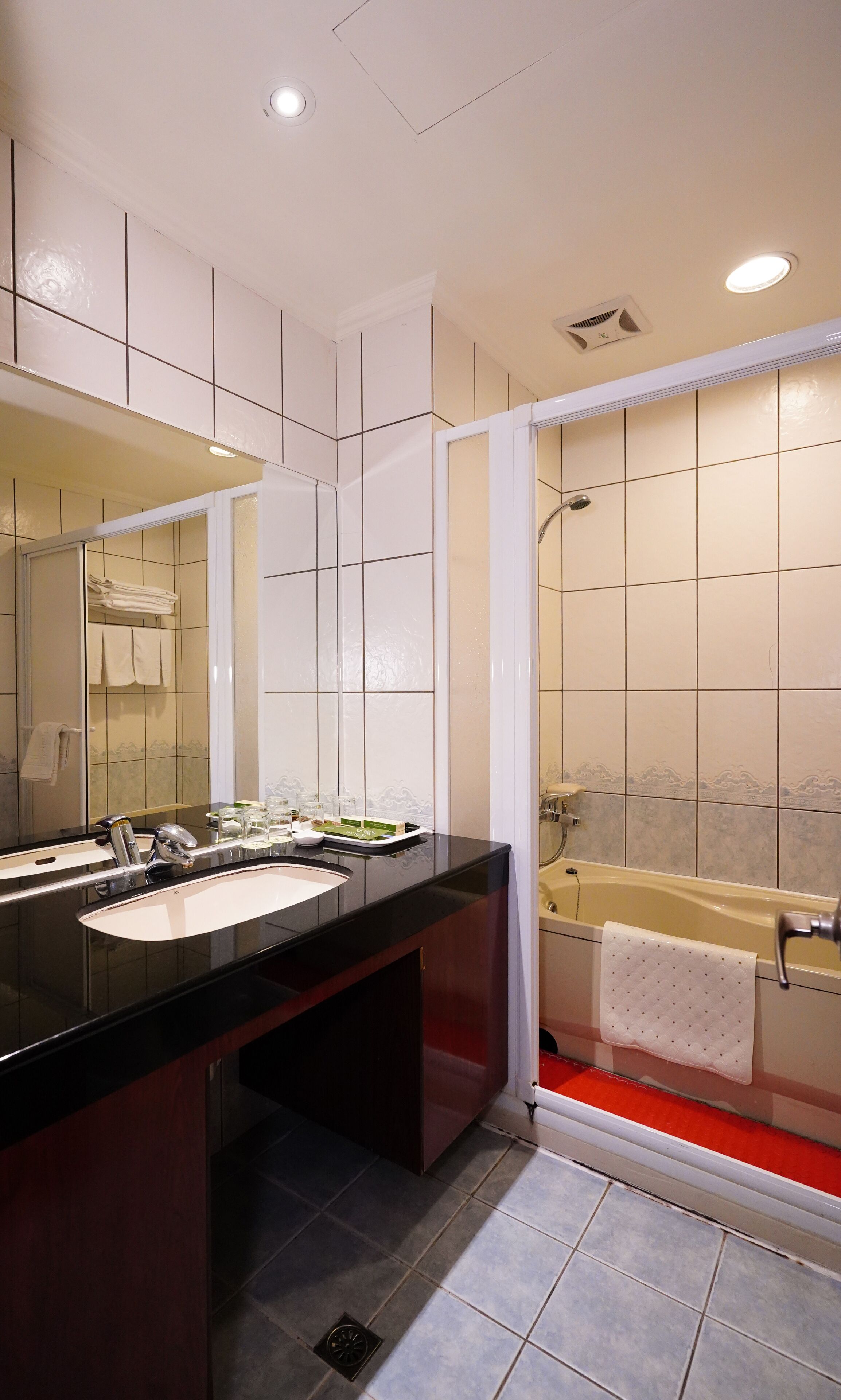 Deluxe Quadruple Room, 2 Queen Beds, Bathtub | Bathroom | Free toiletries, hair dryer, slippers, towels