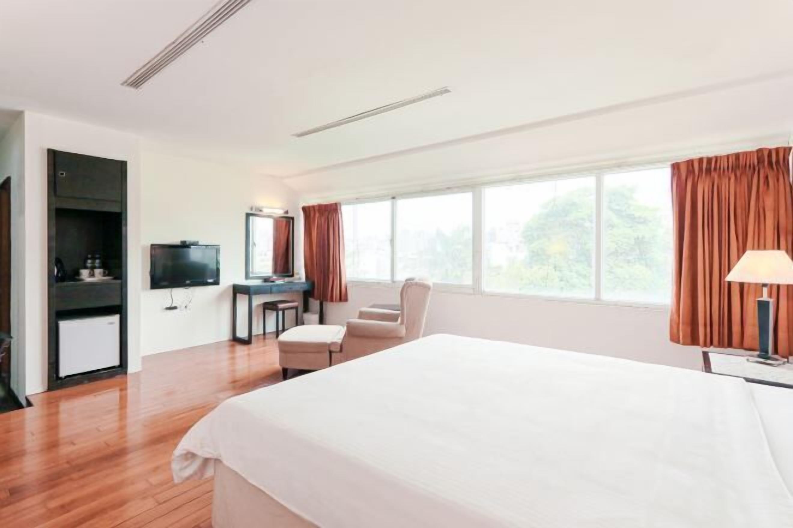 Down duvets, in-room safe, desk, blackout curtains