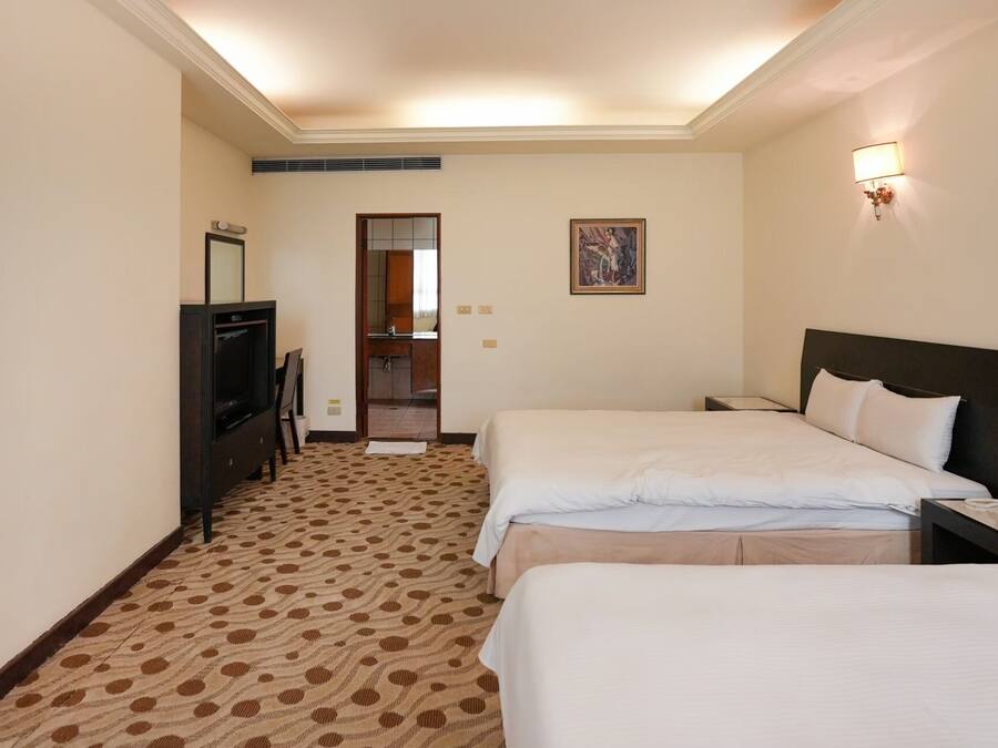 Down comforters, in-room safe, desk, blackout drapes