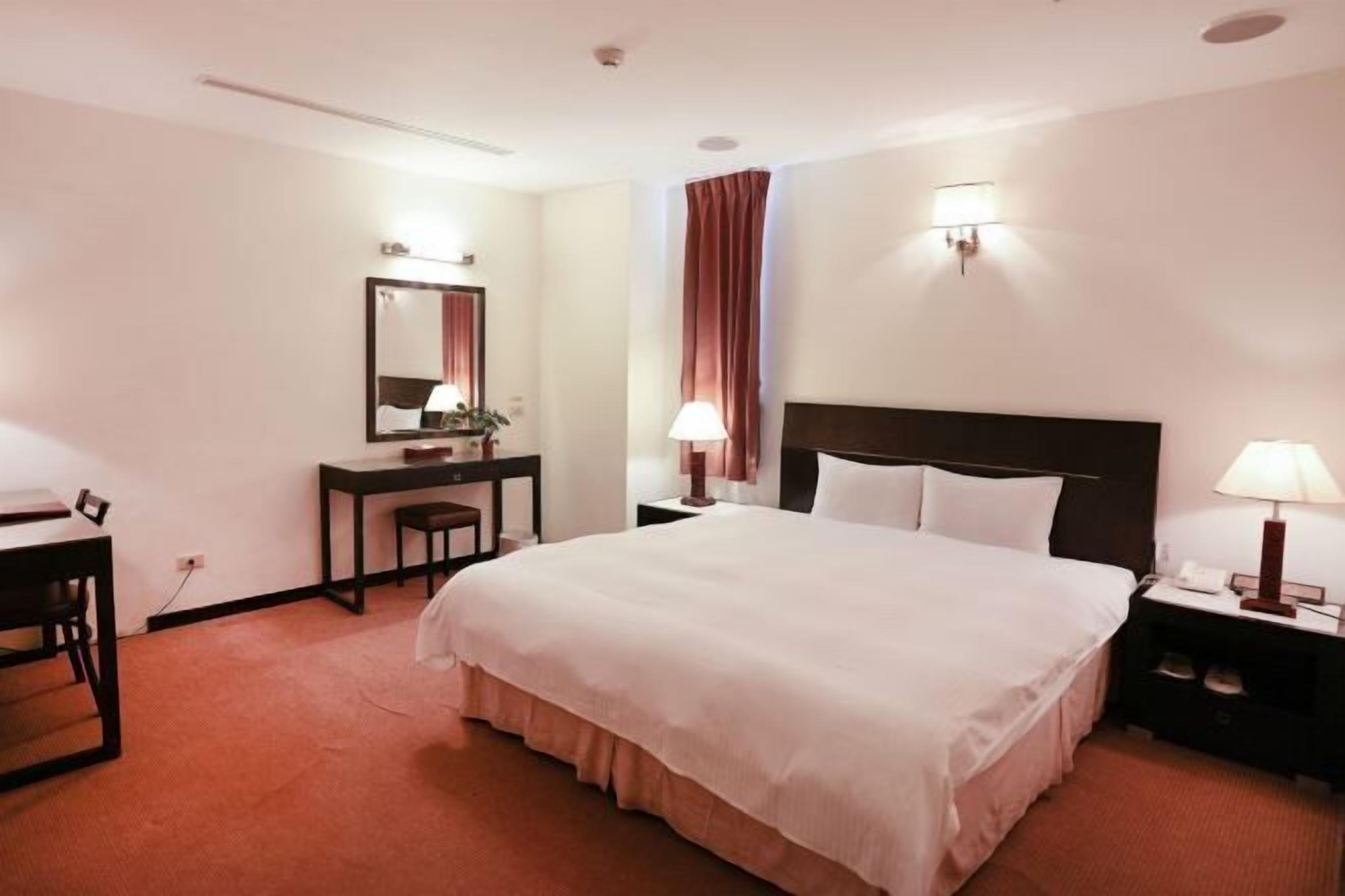 Down duvets, in-room safe, desk, blackout curtains