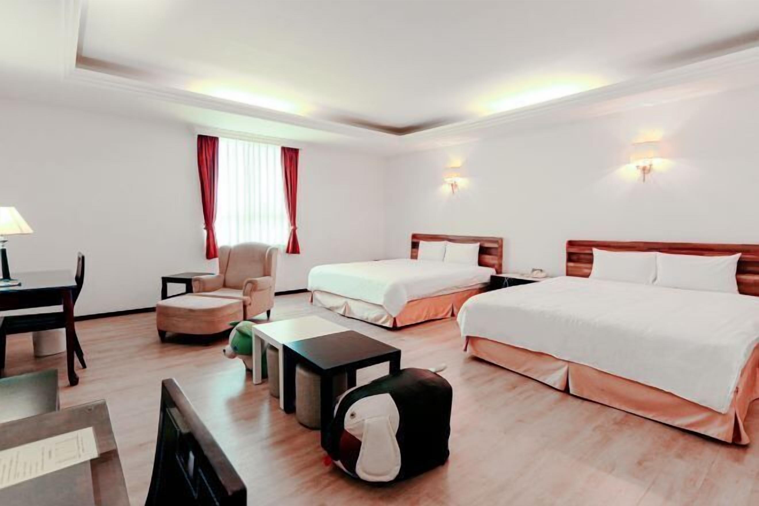 Down duvets, in-room safe, desk, blackout curtains