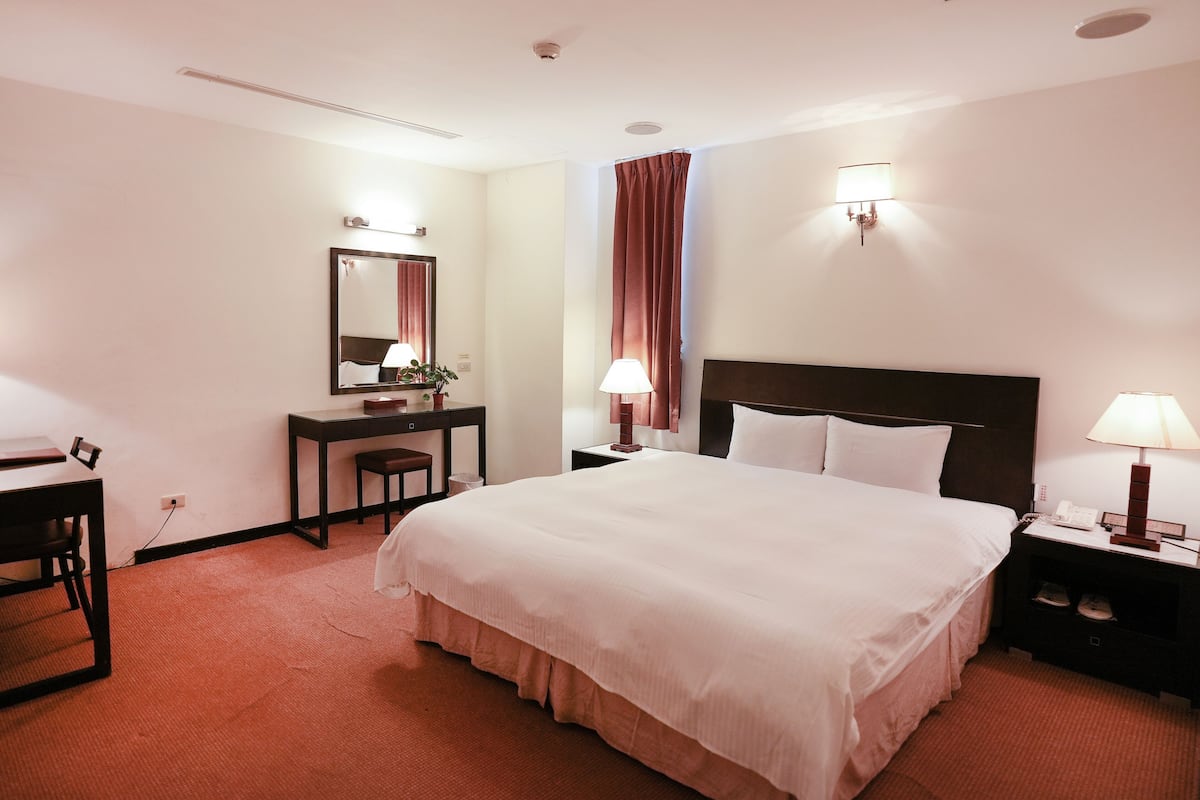Standard Double Room, 1 Queen Bed | 1 bedroom, down comforters, in-room safe, desk