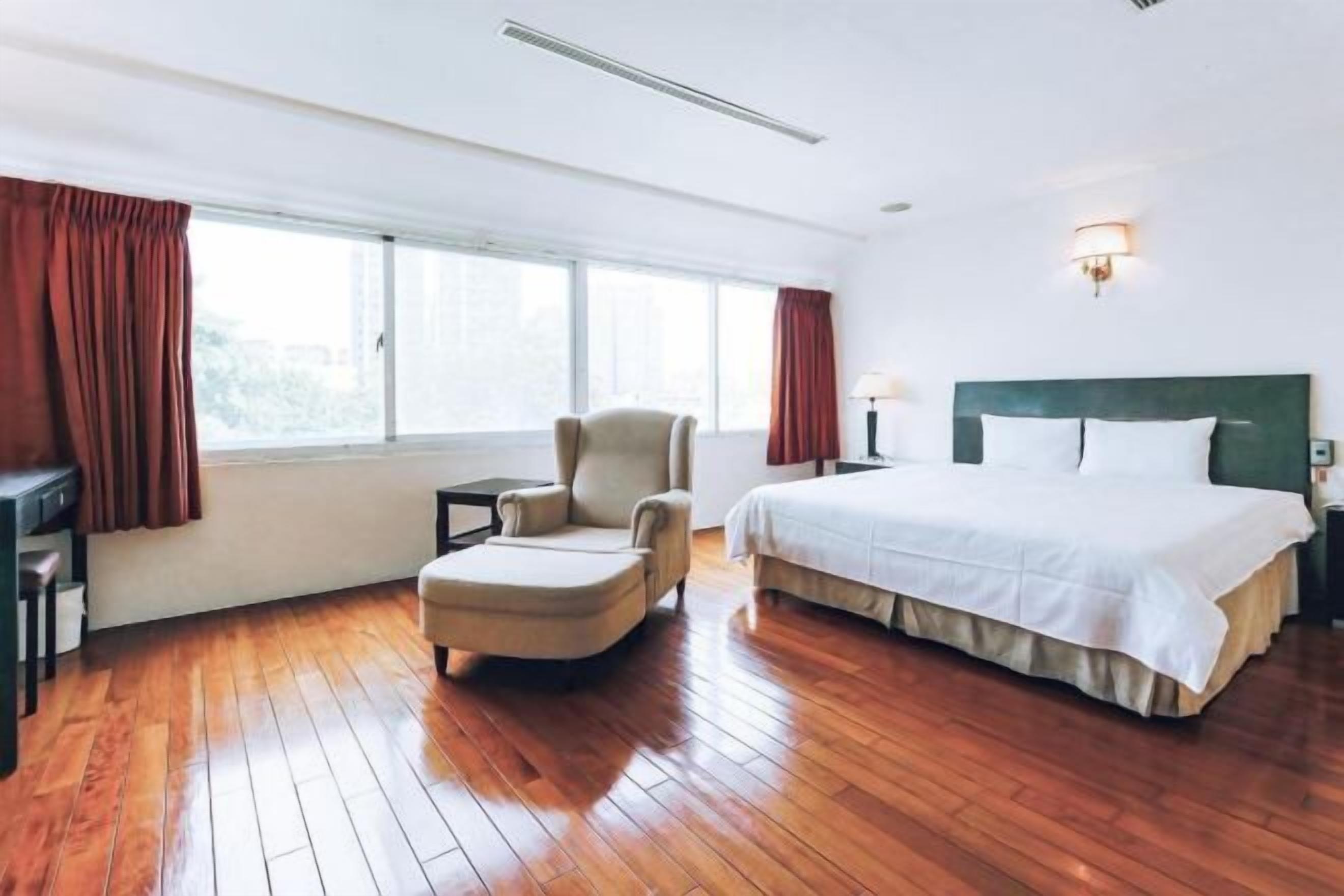 Down duvets, in-room safe, desk, blackout curtains