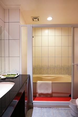 Habitación Deluxe doble, 1 cama de matrimonio | Baño | Artículos de higiene personal gratuitos, secador de pelo y zapatillas