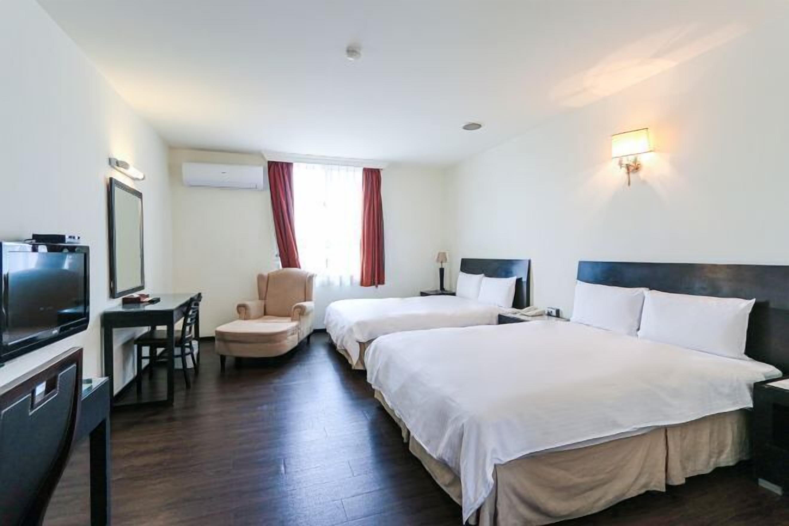 Down duvets, in-room safe, desk, blackout curtains