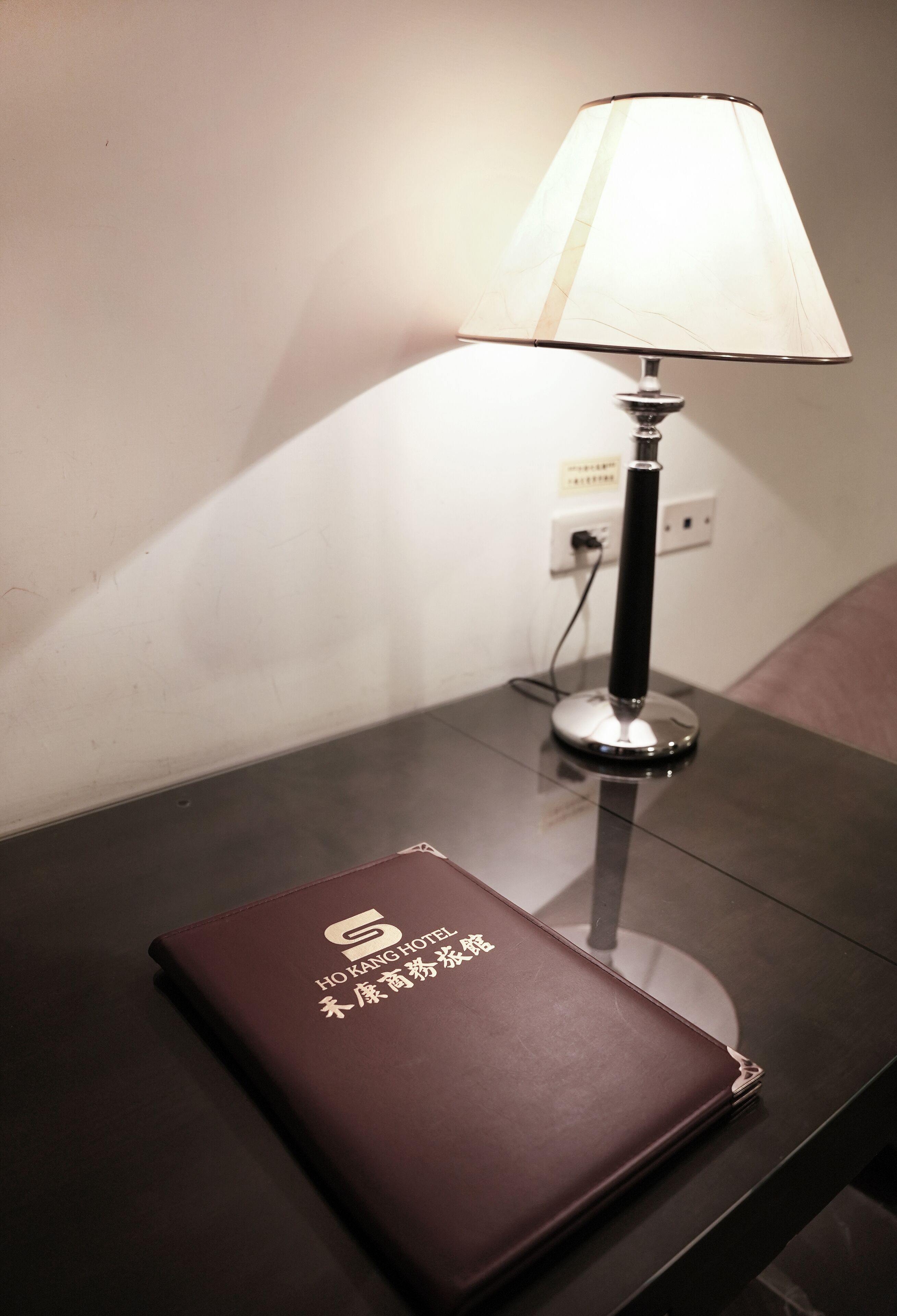 Cubrecamas, caja de seguridad en la habitación y escritorio 