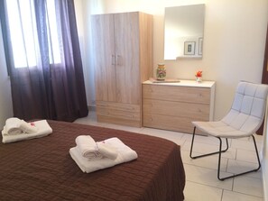 Villa, 3 Schlafzimmer, Terrasse | 3 Schlafzimmer, schallisolierte Zimmer, Bügeleisen/Bügelbrett