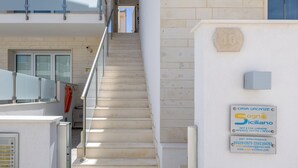 Eine Treppe führt zu einer zweiten Etage, auf der ein Schild auf freie Zimmer hinweist.