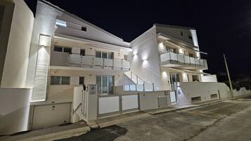 Apartment, 2 Bedrooms, Smoking, Balcony | Property entrance