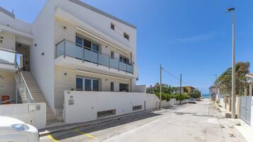 Apartment, 2 Bedrooms, Smoking, Balcony | Property entrance