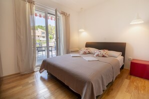 아파트, 침실 3개, 바다 전망 | 각각 다른 스타일의 인테리어, 각각 다르게 가구 비치, 책상, 방음 설비