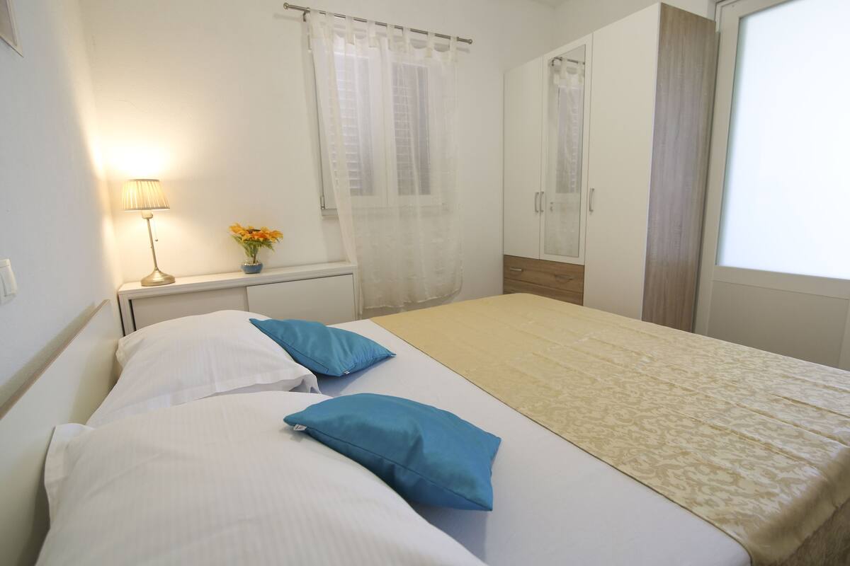 2 bedrooms, individually decorated, individually furnished, desk