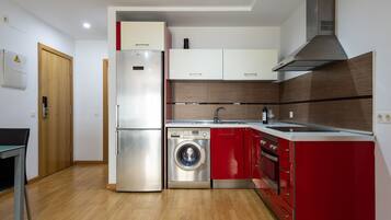 Frigorífic, forn, placa de cuina i cafetera i tetera