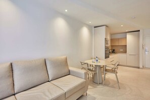 アパートメント 1 ベッドルーム | リビング エリア | 32 インチの薄型テレビ (デジタル放送視聴可)、テレビ