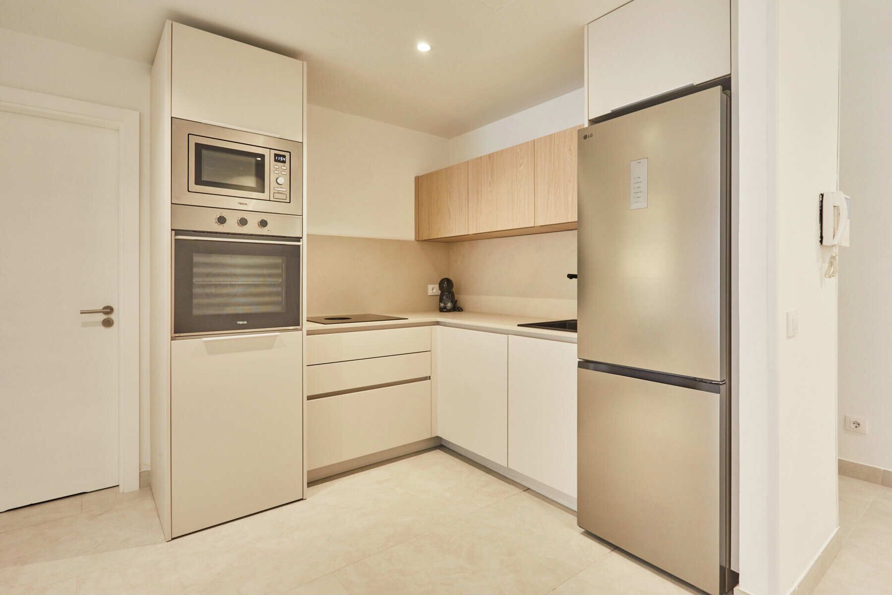 Coffee/tea maker, fridge, oven, stovetop