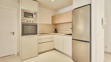 Coffee/tea maker, fridge, oven, stovetop
