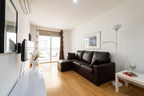 ファミリー アパートメント 2 ベッドルーム | リビング エリア | 32 インチの薄型テレビ (ケーブル放送視聴可)、テレビ