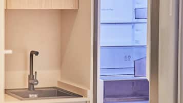 Familie appartement | Privékeuken | Een koffiezetapparaat/waterkoker, een koelkast, een oven, een kookplaat