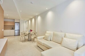 Family Apartment | Premium bedding, laptop workspace, iron/ironing board, cribs (free) - Silken Atlantis Playa – Holiday Homes (Las Palmas de Gran Canaria)