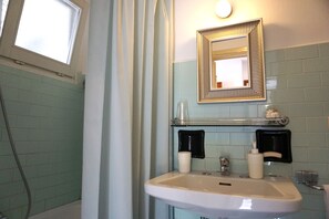 Departamento, 1 habitación, para fumadores, patio | Baño | Secadora de cabello y bidet 