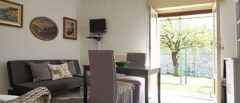Apartment, 1 Bedroom, Smoking, Patio | Dining room
