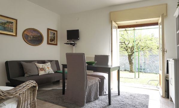 Apartment, 1 Bedroom, Smoking, Patio | Dining room