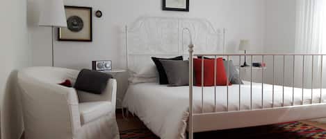 1 chambre, fer et planche Ă repasser