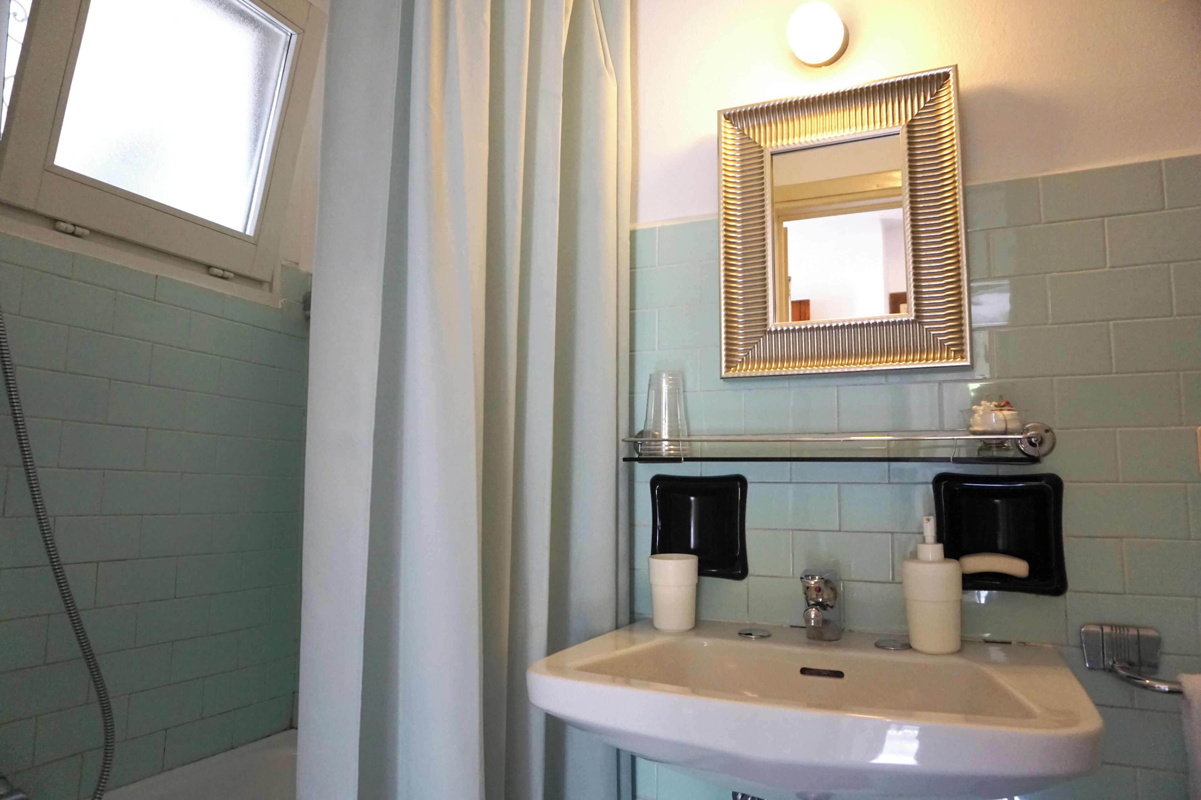 Appartement, 1 chambre, fumeurs, patio | Salle de bain | Sèche-cheveux, bidet