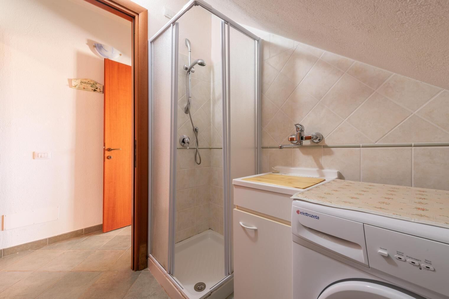 House, 3 Bedrooms, Smoking, Balcony | Bathroom shower