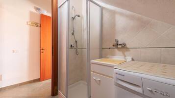 House, 3 Bedrooms, Smoking, Balcony | Bathroom shower