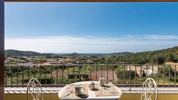 House, 3 Bedrooms, Smoking, Balcony | 3 bedrooms