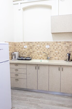 Classic-Apartment | Eigene Kochnische | Espressomaschine, großer Kühlschrank, Herdplatte, Wasserkocher