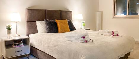 Klassiek appartement | 3 slaapkamers, individueel gedecoreerd, individueel gemeubileerd