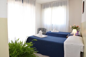 Habitación, 1 habitación, con acceso para personas discapacitadas, para fumadores | Área de sala de estar
