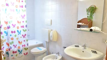 Habitación, 1 habitación, con acceso para personas discapacitadas, para fumadores | Baño | Secadora de cabello 