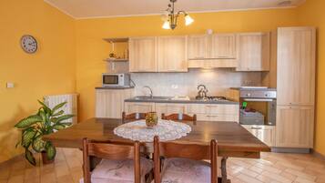 Microonde, lavastoviglie, tostapane, seggiolone