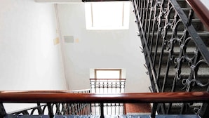 A staircase with ornate black metal railings and a wooden handrail. - Santamarta, the Apartment for Your Venetian Holidays (Venice)