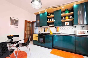 Stovetop, coffee/tea maker, dining tables - Santamarta, the Apartment for Your Venetian Holidays (Venice)
