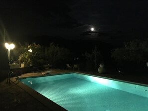 Outdoor pool, pool umbrellas, sun loungers - Chambres d'hôtes - La Villa des Poètes (Nyons)