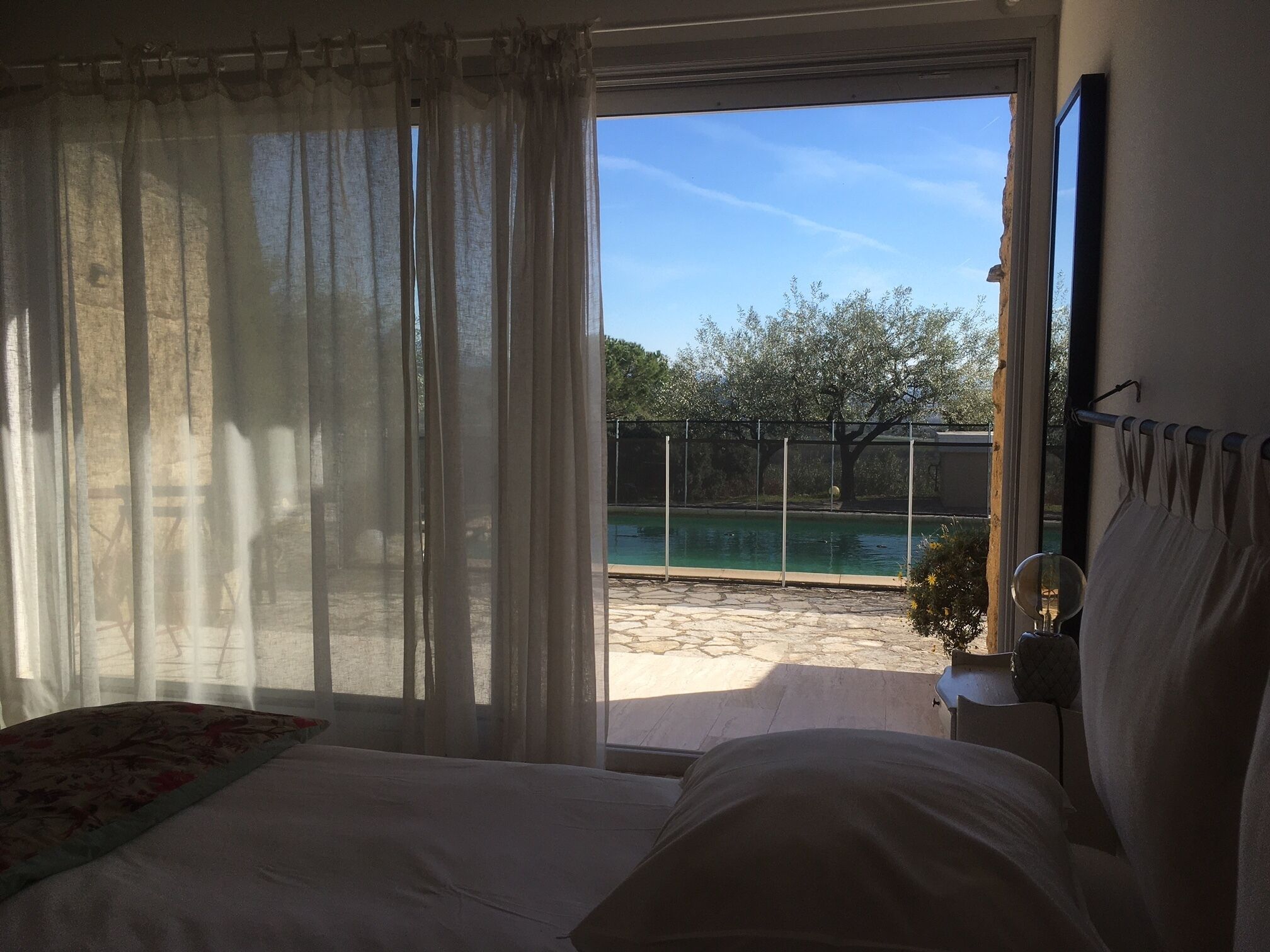 Decoración personalizada, muebles diferentes y cortinas blackout 