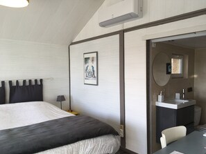 Tweepersoonskamer (Cabanon) | Individueel gedecoreerd, individueel gemeubileerd