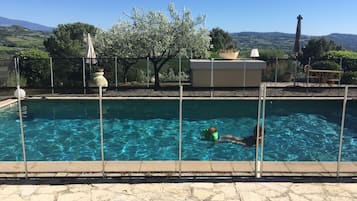 Piscine extérieure, parasols de plage, chaises longues