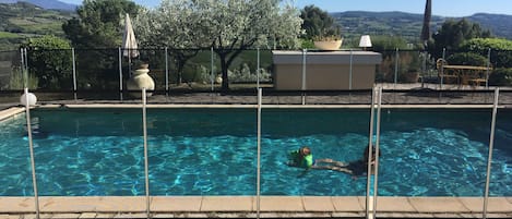Piscine extérieure, parasols, chaises longues