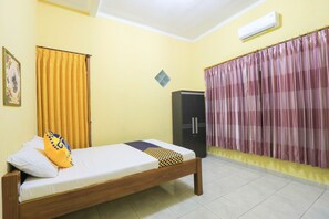 Double Room | Free WiFi, bed sheets - Hotel O Wallet Family Residence Syariah (Lumajang)