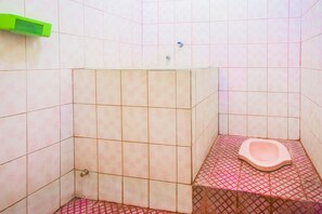 Economy Double Room | Bathroom
