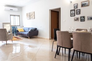 Comfort-Apartment | Wohnbereich | Smart-TV, Netflix, Streaming-Dienste