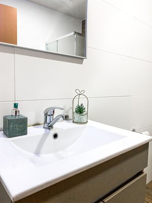 Comfort Apartment | Bathroom | Shower, hair dryer, towels, soap - Modern Downtown 3BR by Ahlan Hospitality (Nazareth)