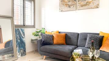 Apartemen Comfort | Ruang keluarga | Smart TV, Netflix, dan layanan streaming